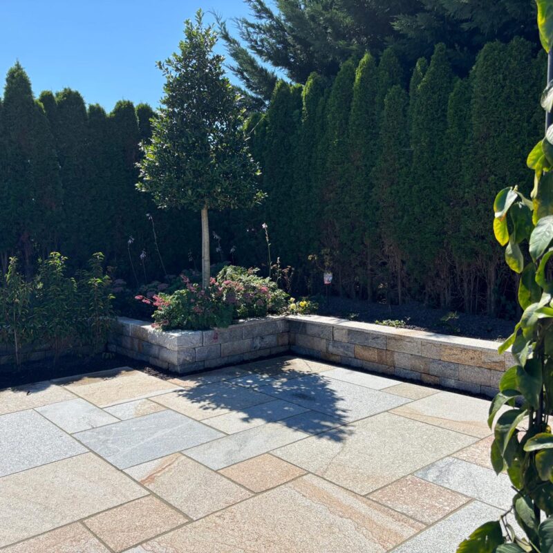 Zeigt Mauer aus Granit Antik Classic für erhöhte Pflanzbeete